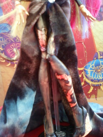 scorpion d'or tatoué sur ses jambes